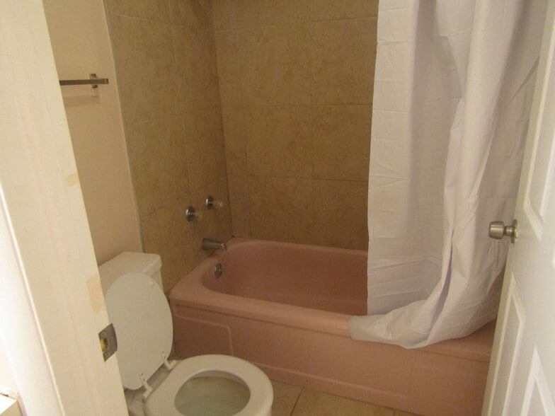 Building Photo - 106 Pike Ave