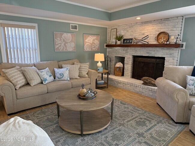 Building Photo - 102 W Colony Rd