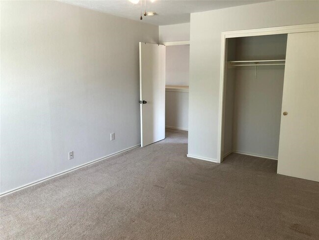 Building Photo - 5718 Silas Creek Ct