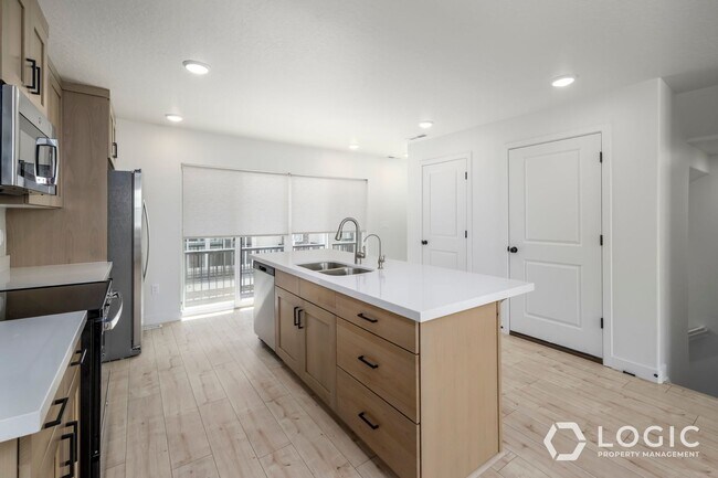 Building Photo - Beautiful Townhome in Herriman UT