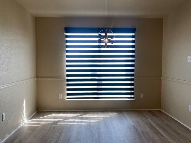 Building Photo - 3 Bedroom Conveniently Located