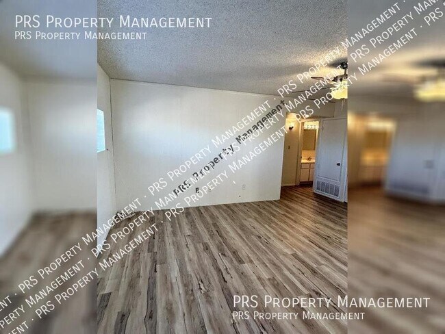 Building Photo - 2652 E Oakleaf Dr