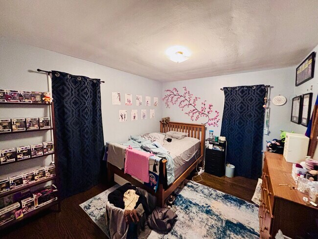 Building Photo - 5315 4 Unit