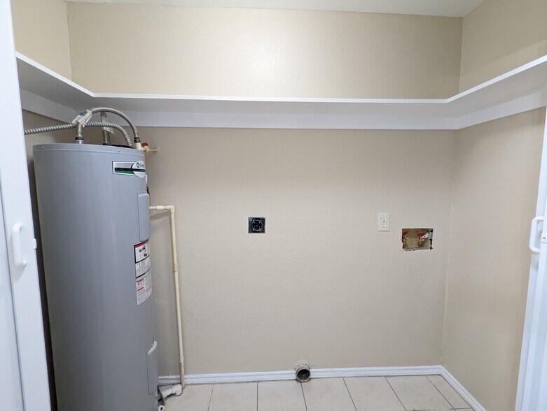 Building Photo - 131 Las Palmas St