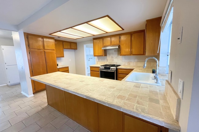 Building Photo - 4 Bed/2 Bath | Plus Office/Den | Single St...
