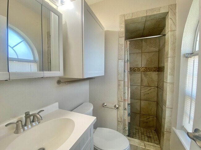 Building Photo - Great 3 bed 2 bath near West Loop 289 and 4th street