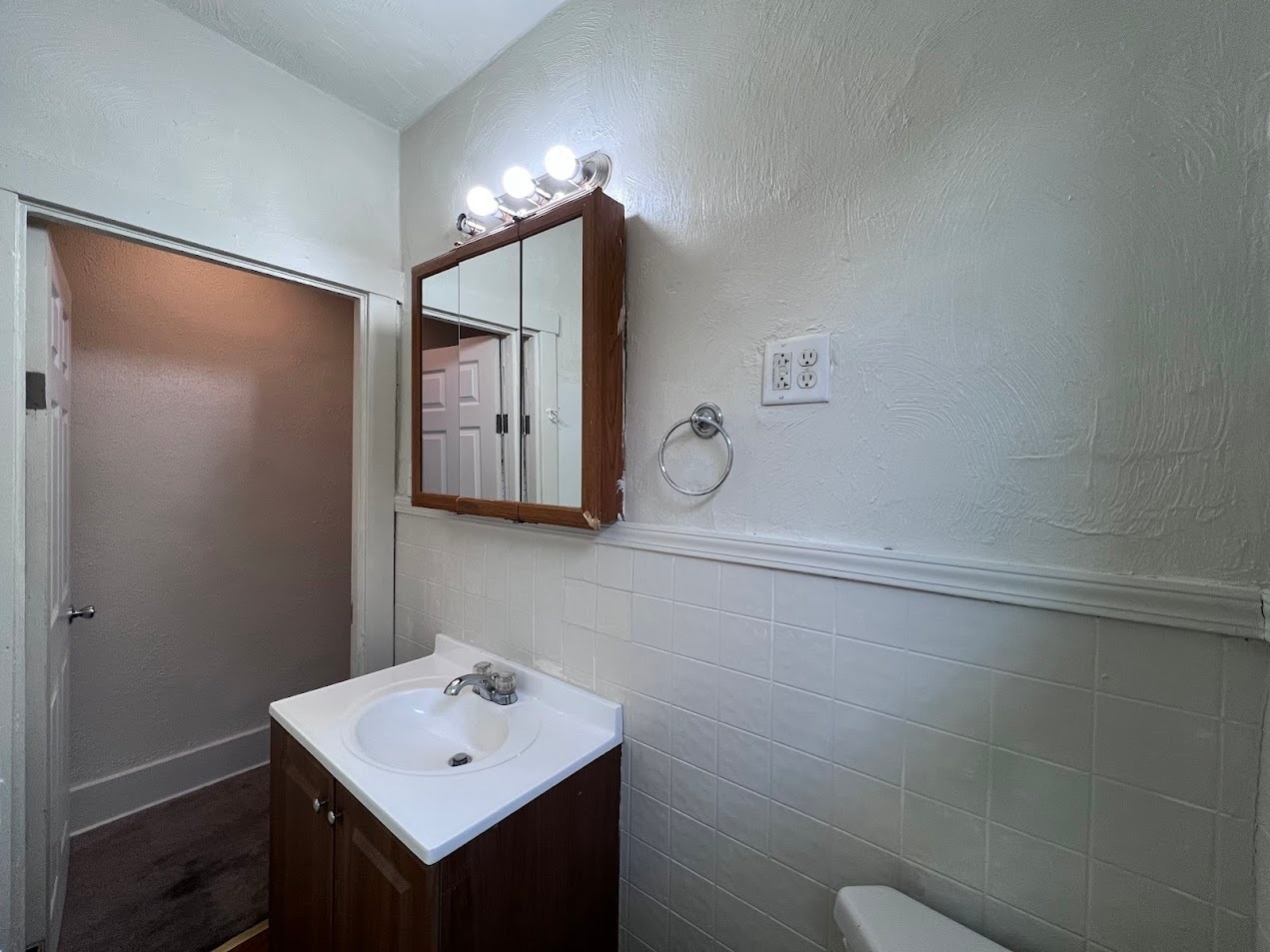 Building Photo - 827 Norwich Ave