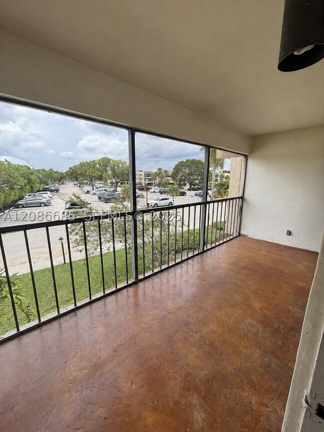 Building Photo - 240 Lakeview Dr