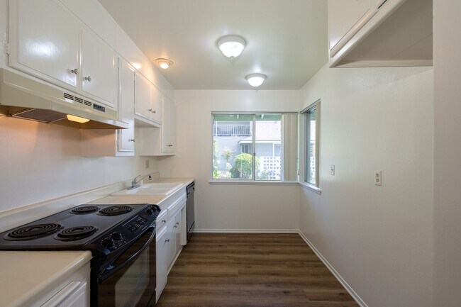 Building Photo - 173 W Elfin Green