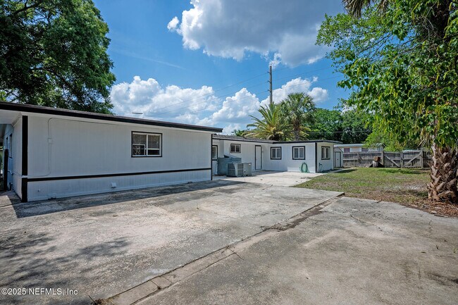 Building Photo - 2565 Burlingame Dr W