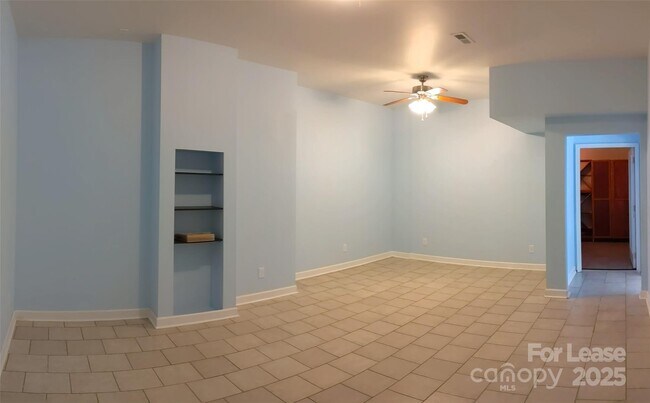Building Photo - 743 Irish Green Dr