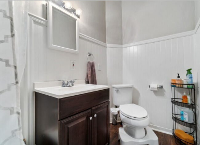 Building Photo - Newly Renovated 2 Bed, 1 Bath Home - Centr...