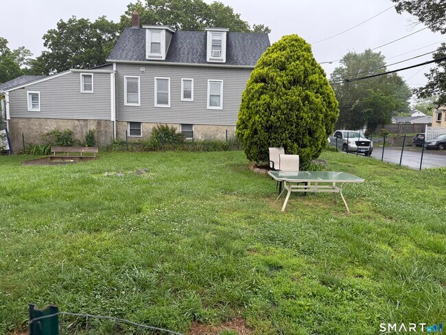 Building Photo - 15 Edwards St