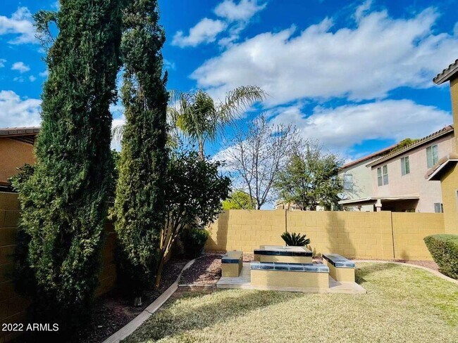 Building Photo - 1704 S Falcon Dr