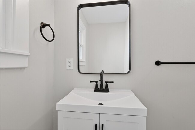 Building Photo - 729 Loggins Dr