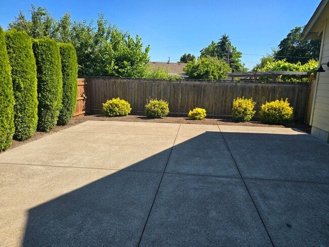 Building Photo - Beautiful 3 Bedroom Off Gilham
