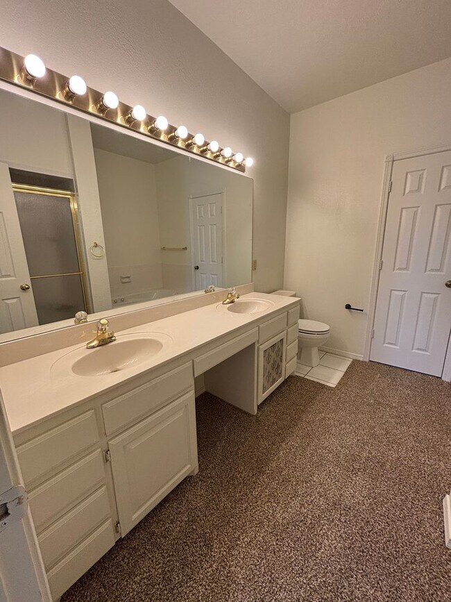 Building Photo - 3br 2.5ba on Surrey Hills Golf Course!!