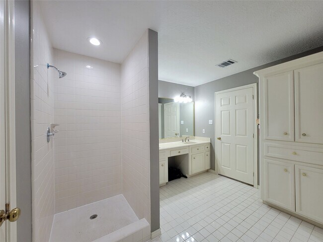 Building Photo - 309 Rolling Hills Dr W