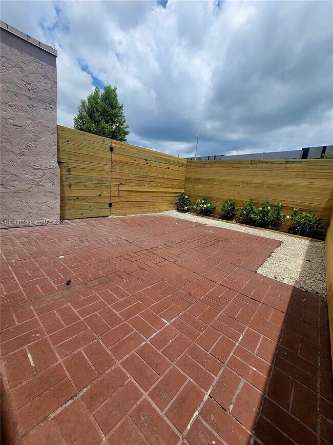 Building Photo - 5913 SW 36th Ct