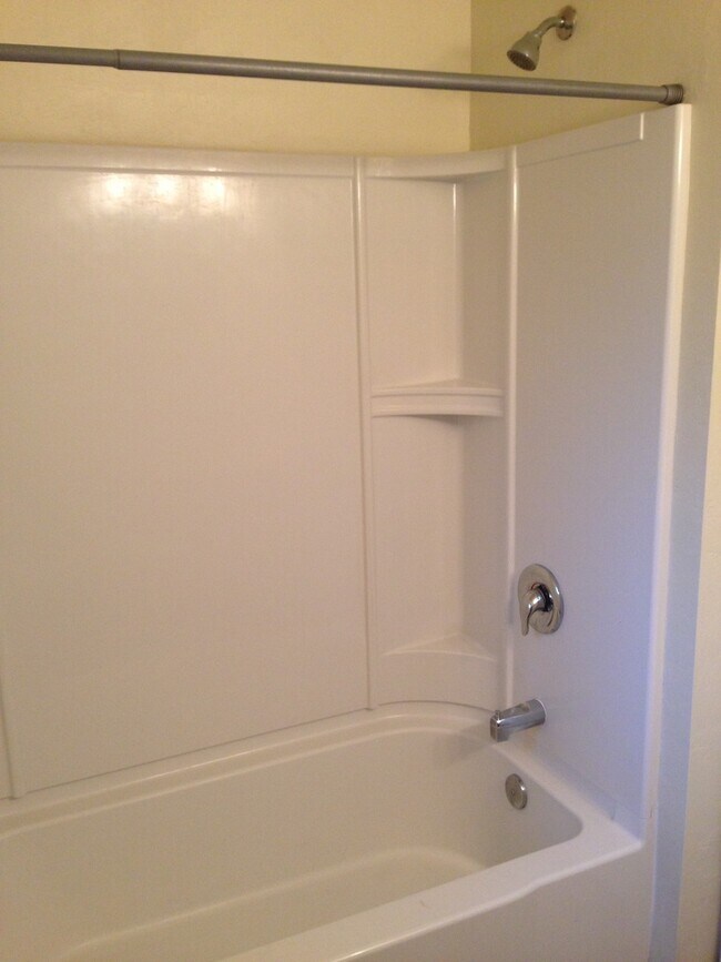 Building Photo - 3 bedroom home with large bonus room and f...