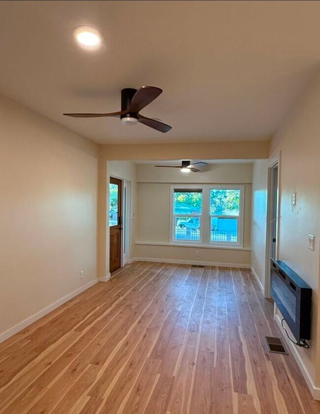 Building Photo - 2 bedroom 2 bath home close to downtown