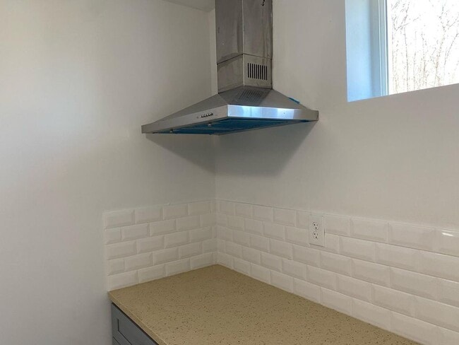 Building Photo - 55 Clover Ave