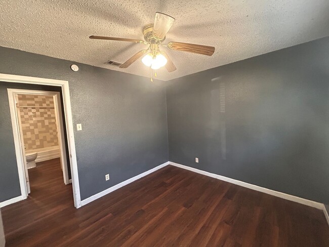 Building Photo - Remodeled 3/1 in Central Lubbock