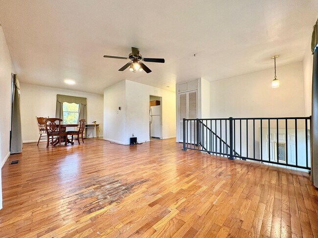 Building Photo - 2306 Elwood Ave