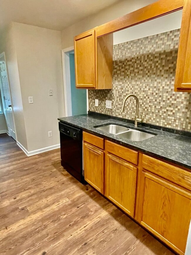 Building Photo - Spacious 4-bedroom, 2.5-bath home in Charlotte with convenient access to Uptown
