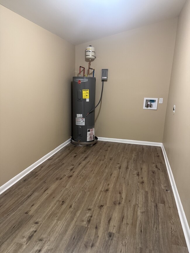 Building Photo - 5955 Windy Hill Cir S