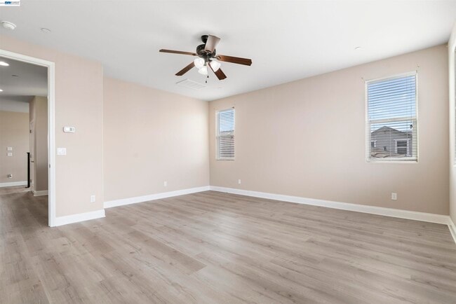 Building Photo - 967 Dainty Ave