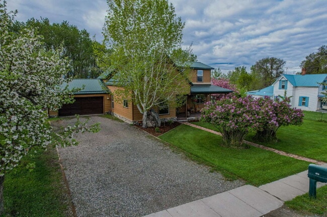 Building Photo - Spacious 4-Bedroom Home in the Heart of Sh...