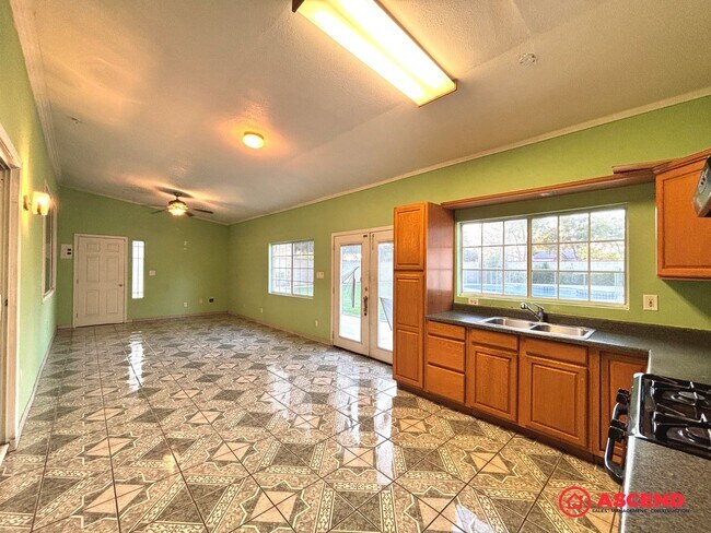 Building Photo - Lovely 5 Bedroom Home In River Oaks Area!