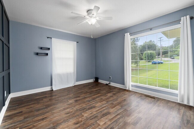 Building Photo - 370 Rossview Rd