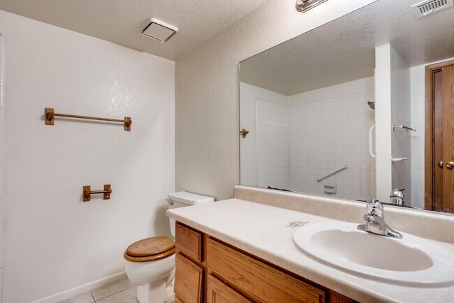 Building Photo - 2 Bedroom CONDO at a GREAT PRICE!