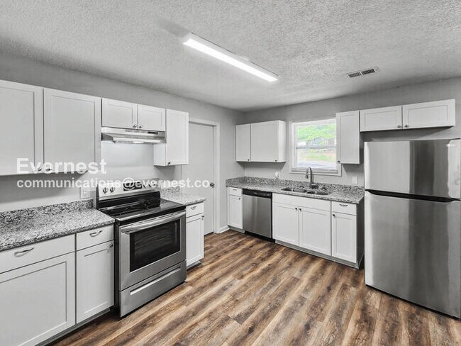 Building Photo - 3 Bed/2 Bath Home with Off-Street Parking / Pet-Friendly / Available Now!