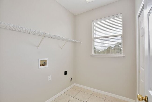 Building Photo - Gorgeous 4/2.5 Home with a 2 Car Garage Lo...