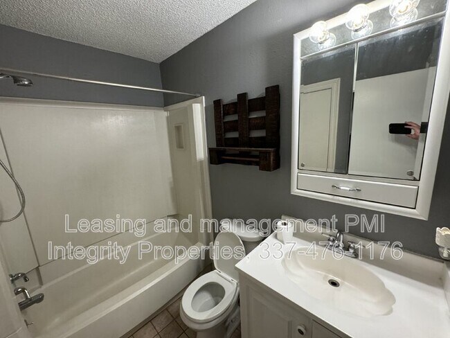 Building Photo - 107 Village Ln