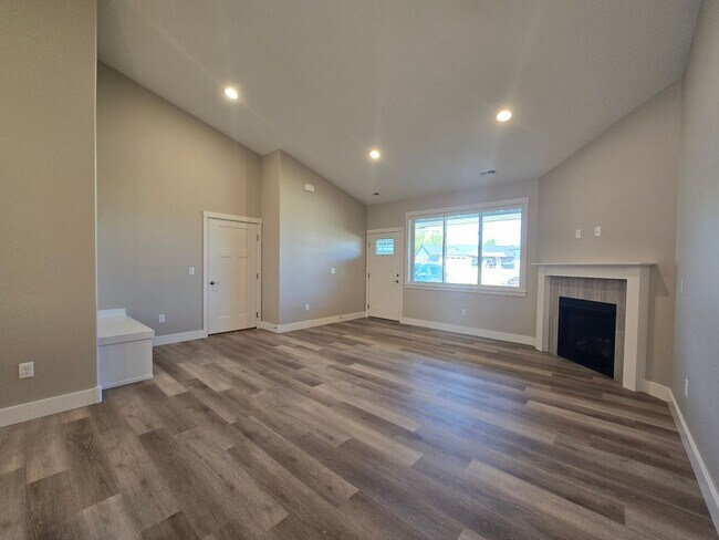 Building Photo - 6314/6316 Decker Lane