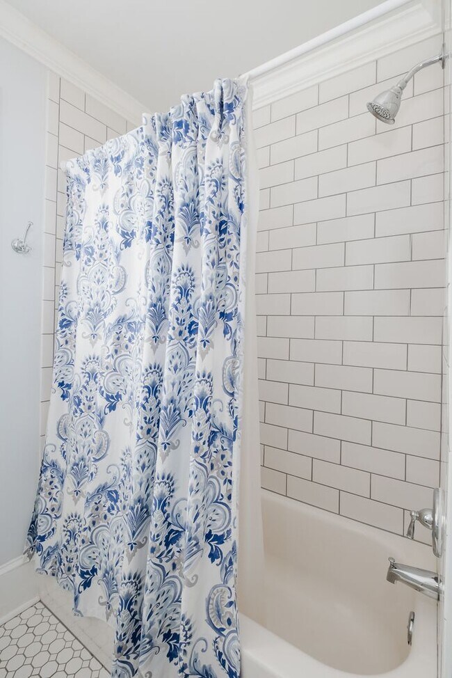 Building Photo - Fully furnished- Beautiful Forest Hills Home