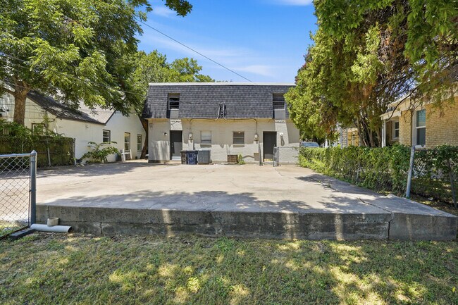 Building Photo - 3209 Rogers Ave