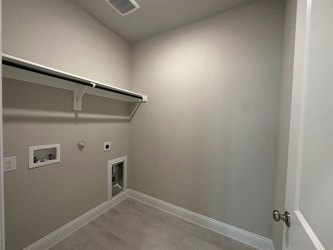 Building Photo - LAGOON Community, like new house.