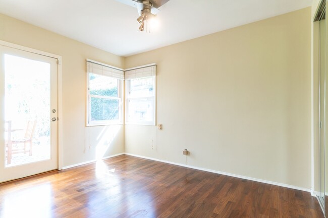 Building Photo - Beautiful 3b2b Home with Private Fenced Ya...