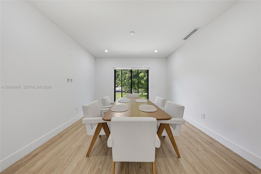 Building Photo - 180 SW 38th Ct