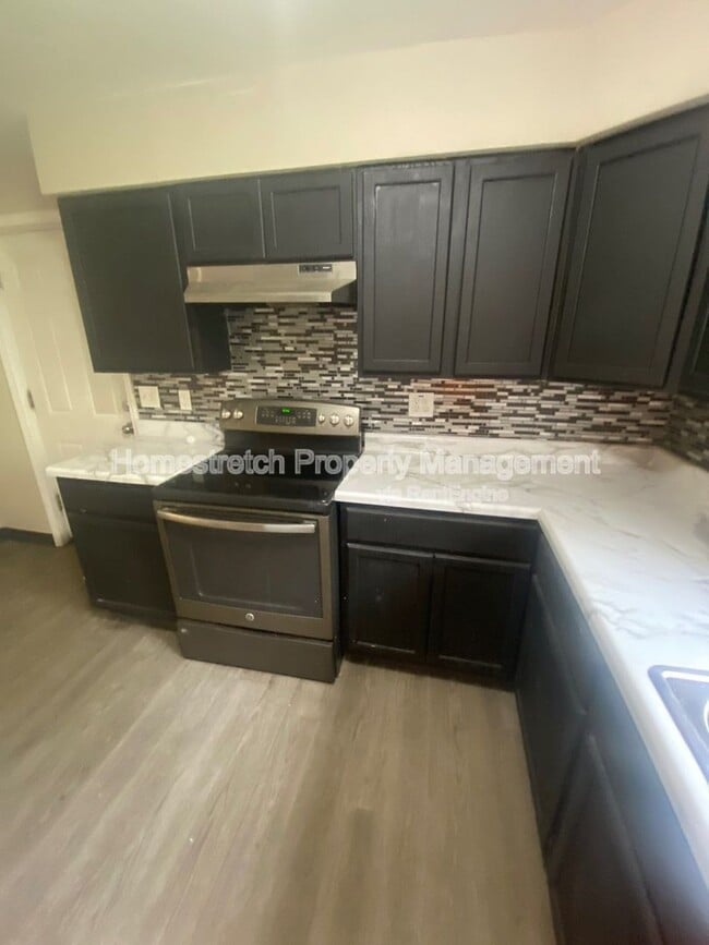 Building Photo - 6657 Kenwood Dr
