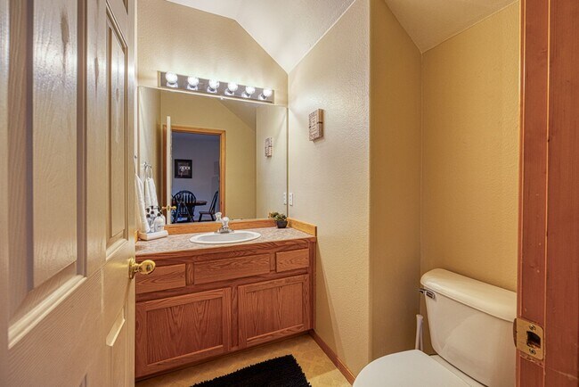 Building Photo - Fully Furnished Running Y Townhouse