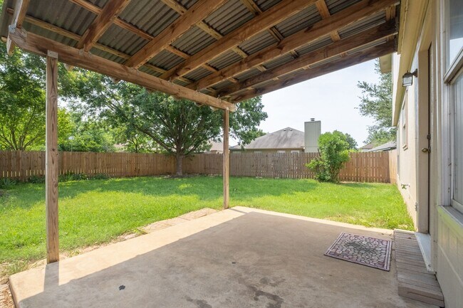 Building Photo - Stunning 4 Bedroom, 2.5 Bath Home in Block...