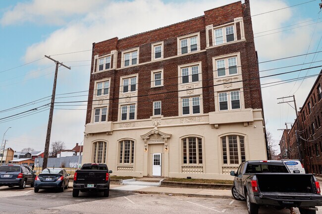 Building Photo - 666 Selden St