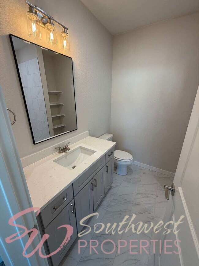 Building Photo - FOUR bedroom townhouse. Off campus living with easy, close to campus style!