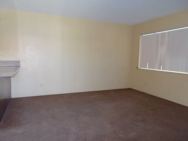 Building Photo - 2 Bedroom 1 Bath Upstairs Unit - Move in Ready